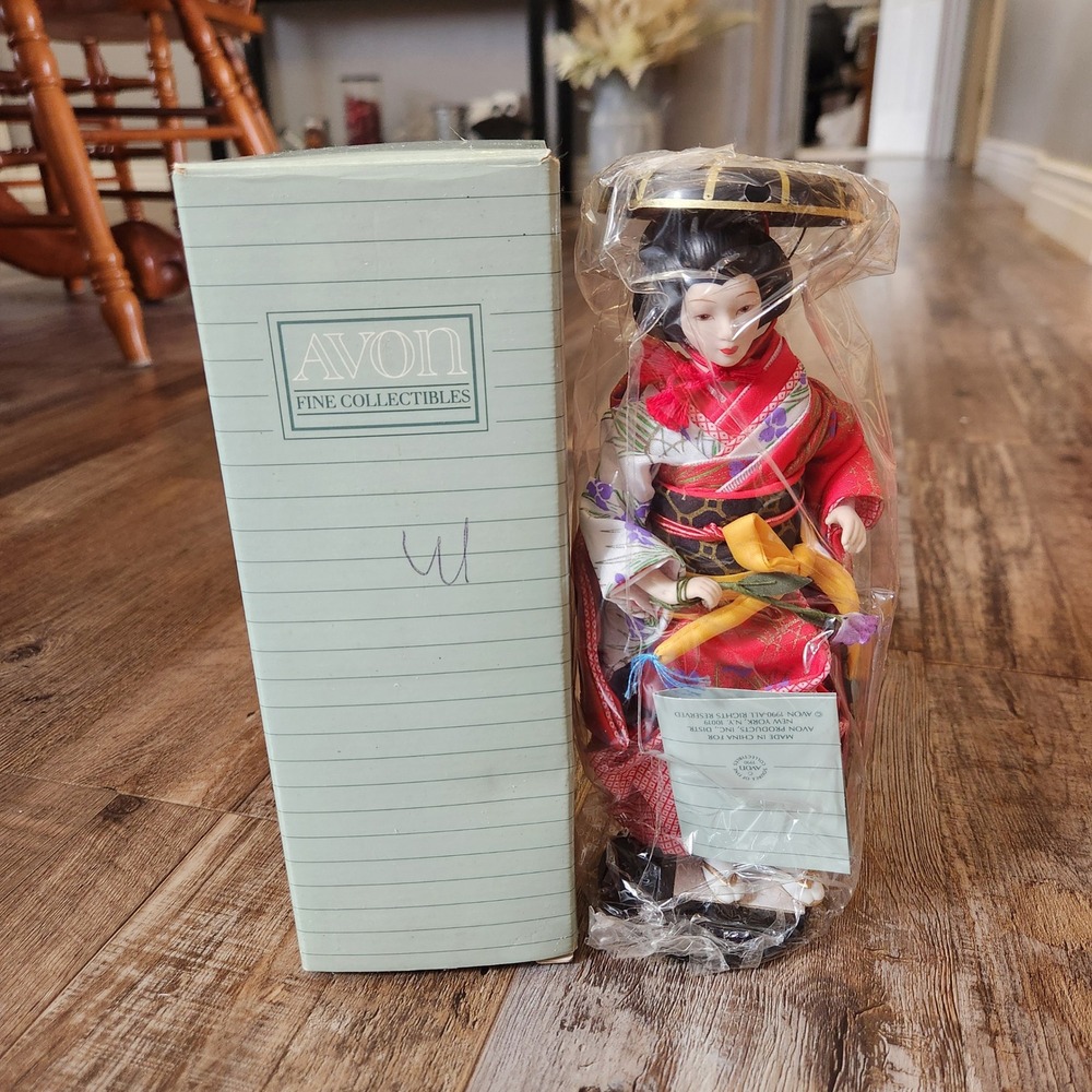 Avon International Porcelain Doll Masako from Japan 1990 Vintage Red Kimono NIB‎